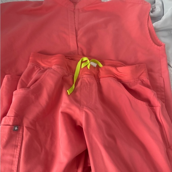 Figs Pants - Figs Coral Technical Collection Top with matching scrub bottom